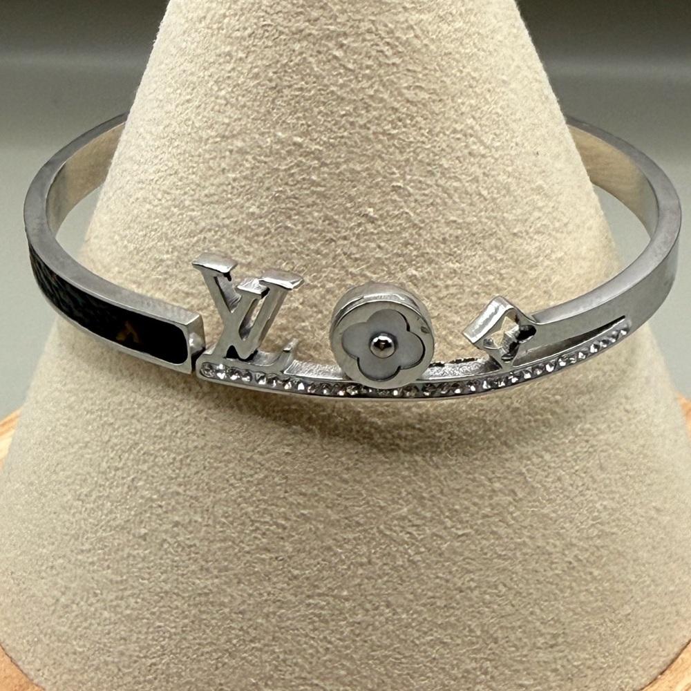 Luxury Stainless steel silver-tone Crystals bangle bracelet L V logo NEW